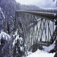 Мост, водещ до горски, измамен мост, Deception Pass State Park, щата Вашингтон, печат на американски плакат