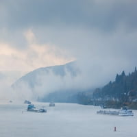 Трафик на корабоплаване на река Рейн в мъгла, Обервезел, Рейнланд-Палатинат, Германия от печат от панорамни изображения от панорамни изображения