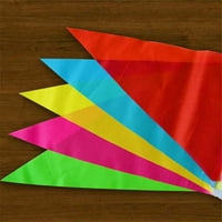 Многоцветни триъгълни знамена оградиха банера на фестивала за пенал на открито декор на открито